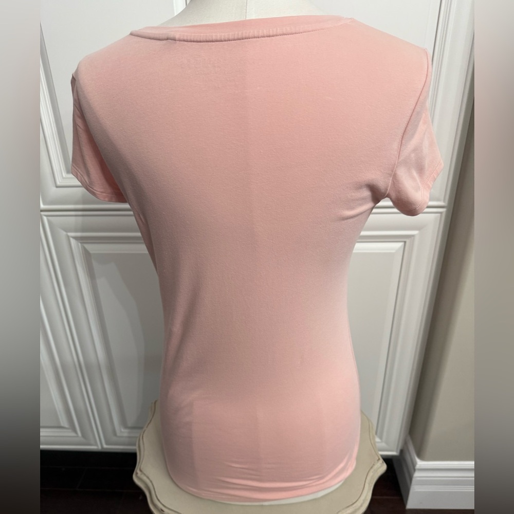 Smart Guess Women’s Sz Medium Pink Short Sleeve T-Shirt with Logo in Faux Pearls - Picture 9 of 12